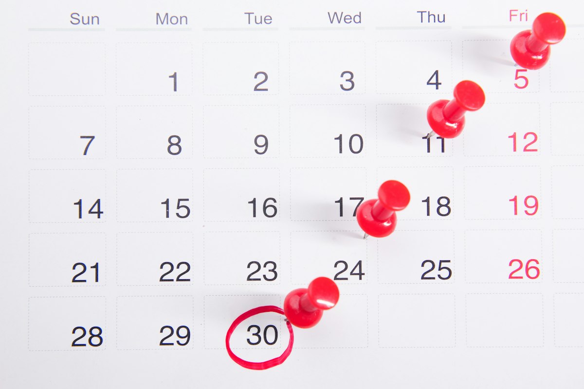 Calendar with deadline pins
